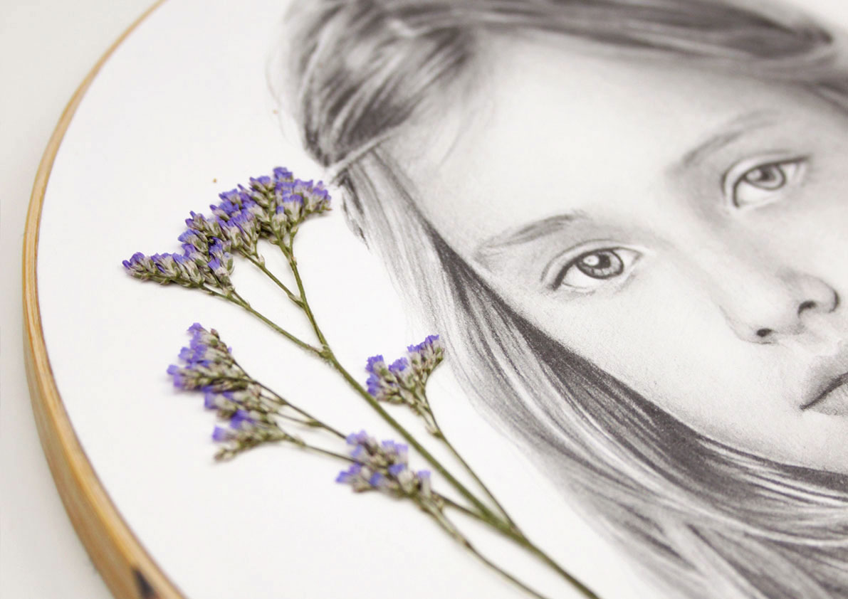 retrato a lápiz con flores secas
